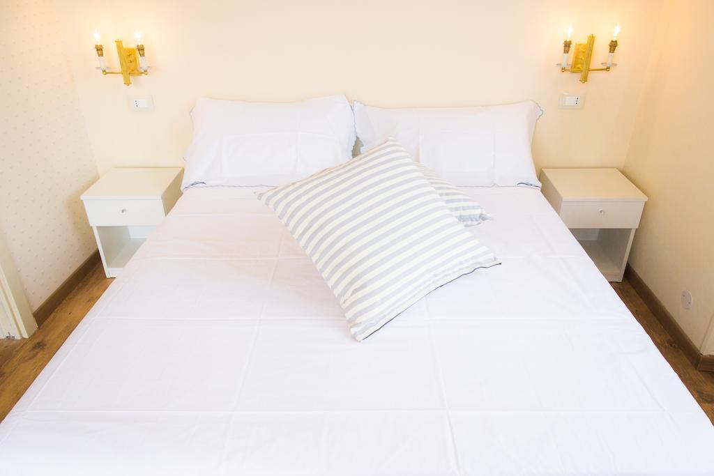 Dal Generale Otel Moniga del Garda Oda fotoğraf