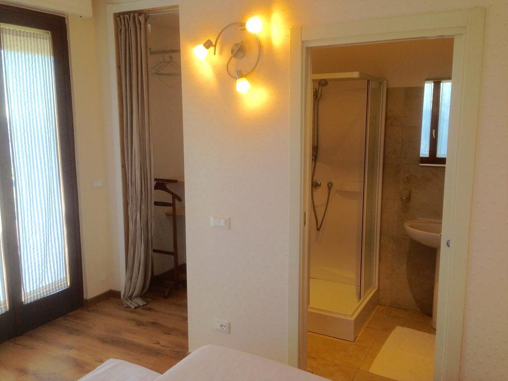 Dal Generale Otel Moniga del Garda Oda fotoğraf
