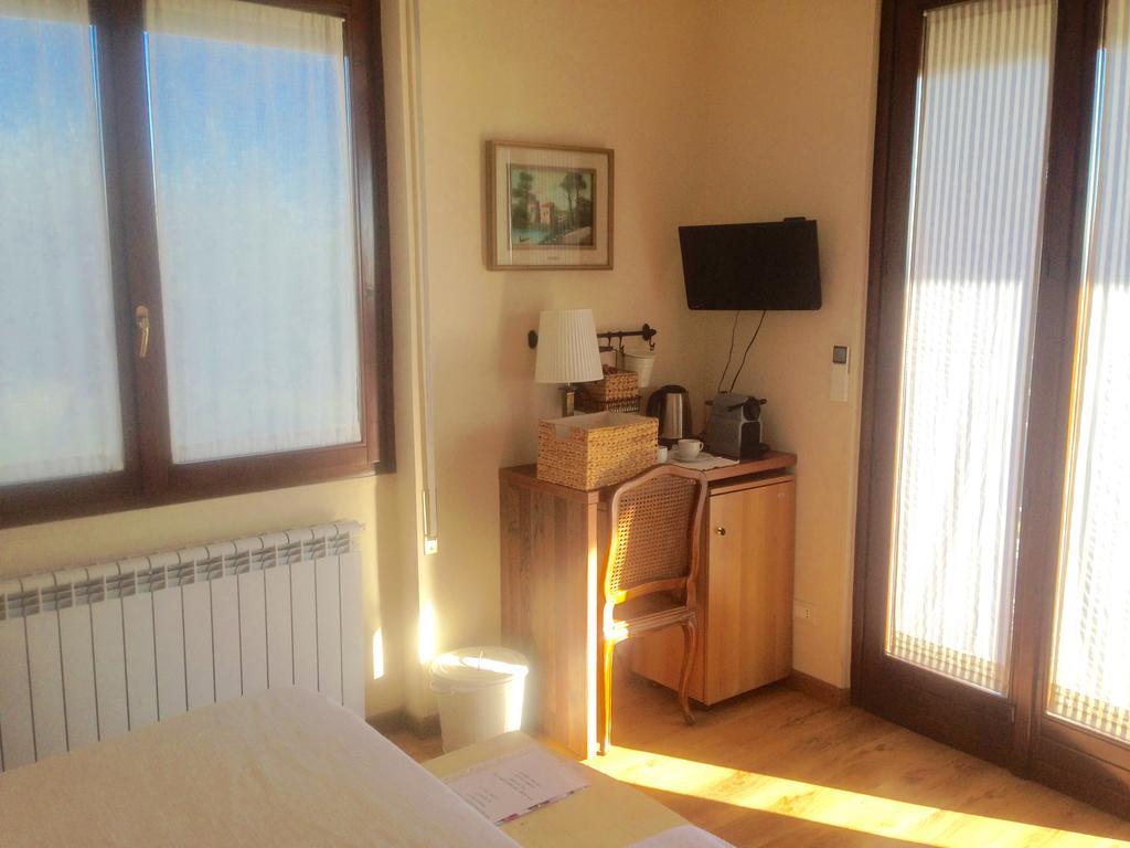 Dal Generale Otel Moniga del Garda Oda fotoğraf