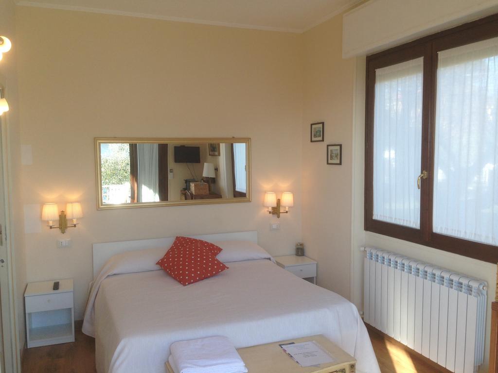 Dal Generale Otel Moniga del Garda Oda fotoğraf